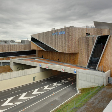 Mall bridges a Swiss Highway